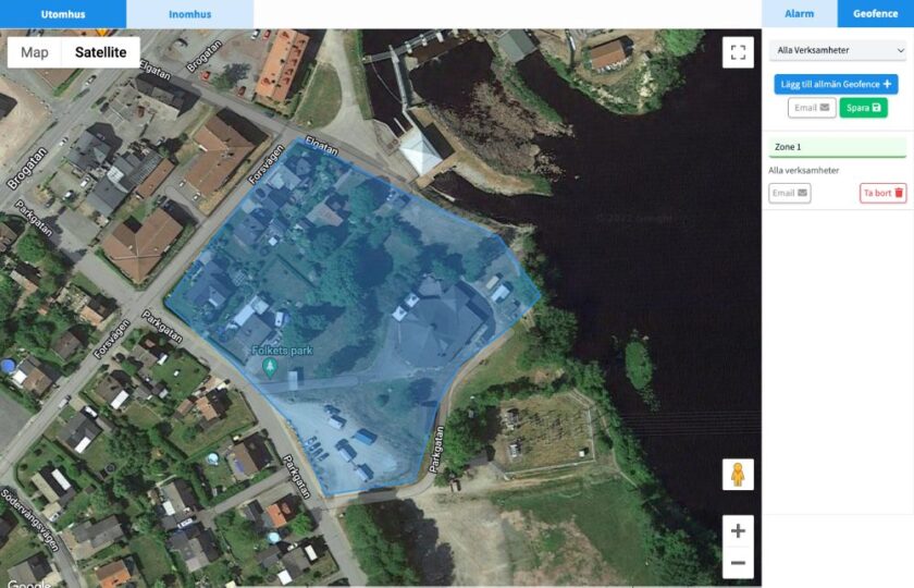 Satellietfoto van een gebied met gebouwen en wegen, met een blauw gemarkeerde geofence-zone bij Folkets park.