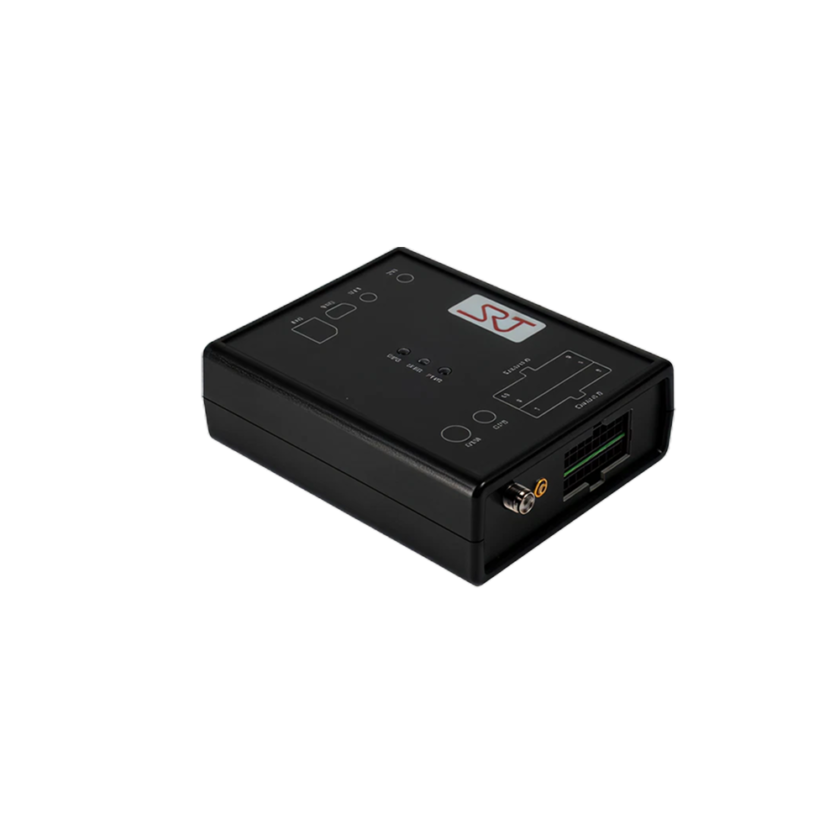Zwarte elektronische doos met meerdere knoppen, aansluitingen en indicatorlampjes, geplaatst op een zwarte achtergrond.