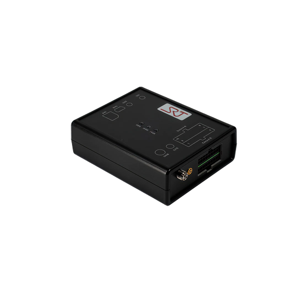 Zwarte elektronische doos met meerdere knoppen, aansluitingen en indicatorlampjes, geplaatst op een zwarte achtergrond.