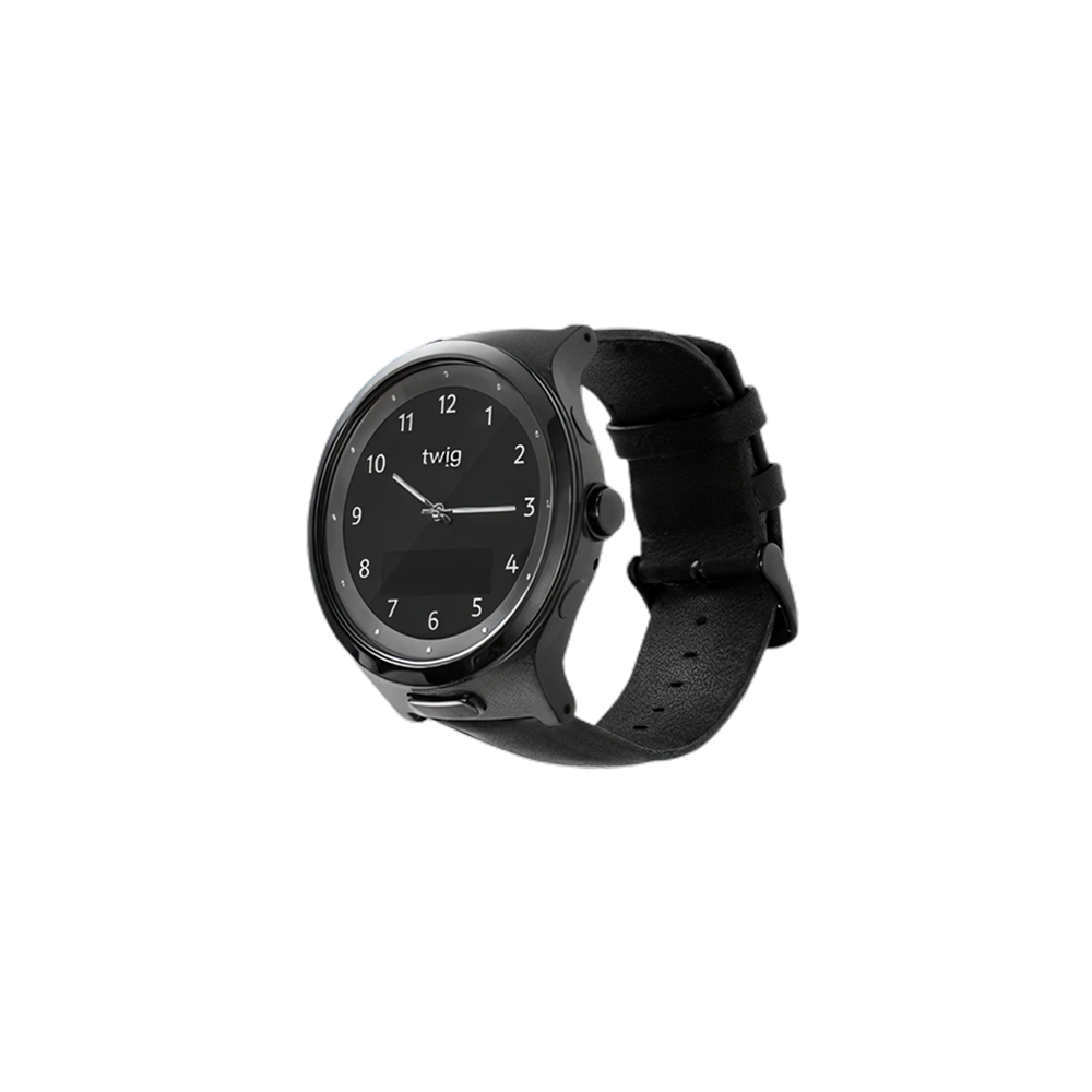 Zwarte smartwatch met een ronde wijzerplaat die analoge tijd weergeeft en het merk "twig" op de wijzerplaat.